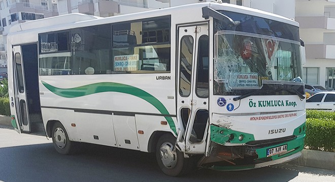 Sürücünün fenalaştığı midibüs araçlara çarparak durabildi