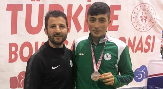 Sürücüsü ‘dur’ ihtarına uymayan otomobilde vurulan boksör uyutuluyor