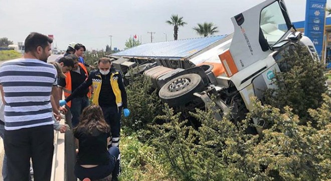 Sürücüsünün kalp krizi geçirdiği TIR, devrildi