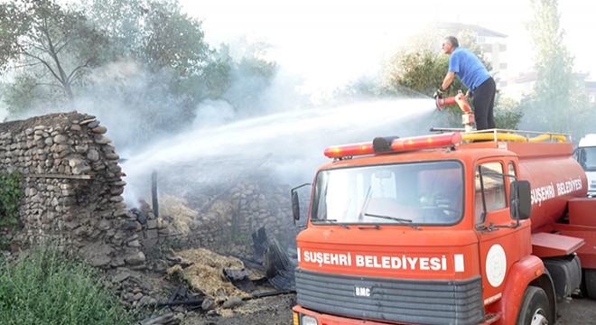 Suşehri nde samanlık yangını