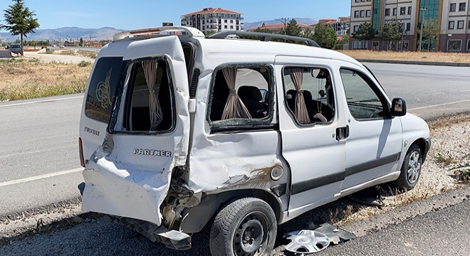 Süt tankeriyle ticari araç çarpıştı