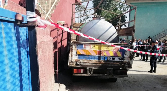 Süt kamyoneti ile duvar arasında kalan sütçü öldü