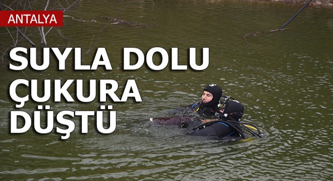 Suyla dolu çukura düştü