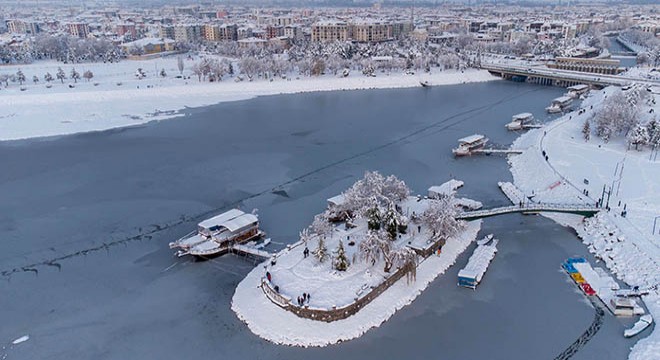 Suyu çekilen Beyşehir Gölü'ne kamyonlarla kar döküldü