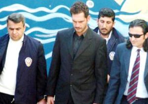 Tan Sağtürk, kardeşini 'Dolandırıcılık'tan kurtardı