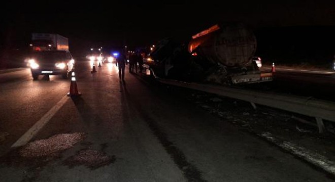 TEM Otoyolu'nda tanker bariyerlere çarptı:1 yaralı