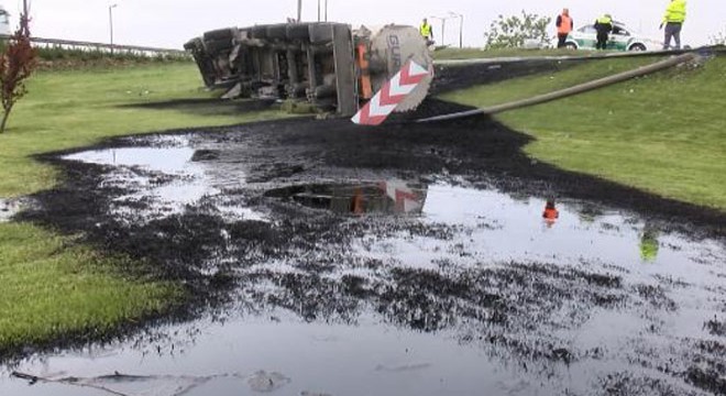 TEM Otoyolunda zift yüklü tanker devrildi