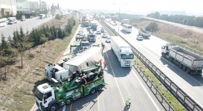 TEM'de TIR devrildi, uzun araç kuyrukları oluştu