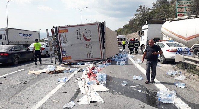 TEM'de TIR devrildi, uzun araç kuyrukları oluştu