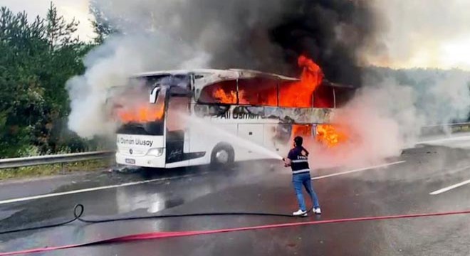 TEM'de yolcu otobüsü alev alev yandı
