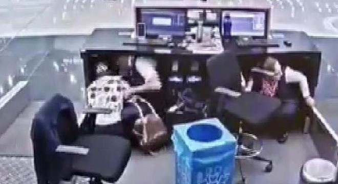 THY görevlisinin deprem anında yolcuyu koruduğu anlar
