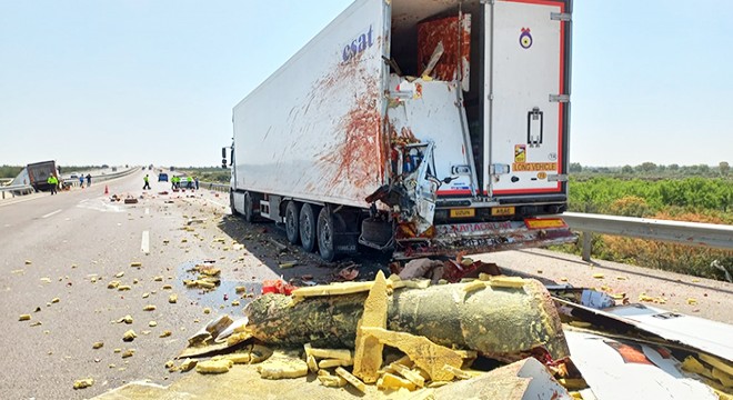 TIR'a arkadan çarpan kamyonetin sürücüsü yaralandı