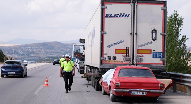 TIR'a arkadan çarpan otomobilin sürücüsü öldü