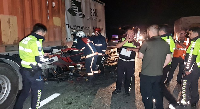 TIR'a çarpan kamyonun şoförü öldü