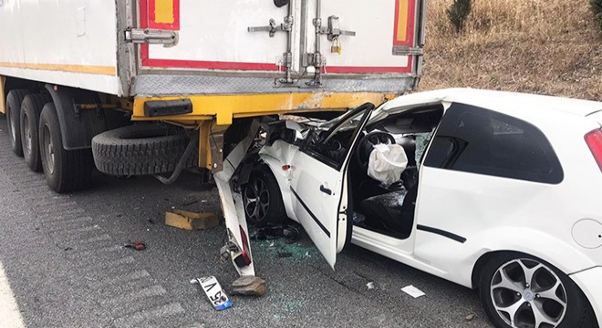 TIR'a çarpan otomobilin sürücüsü ağır yaralandı