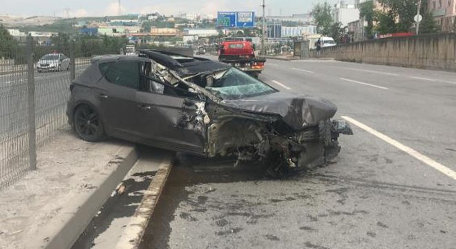 TIR'a çarpan otomobilin tekeri fırladı