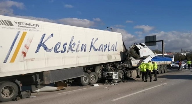 TIR arıza yapan TIR’a çarptı: 1 yaralı