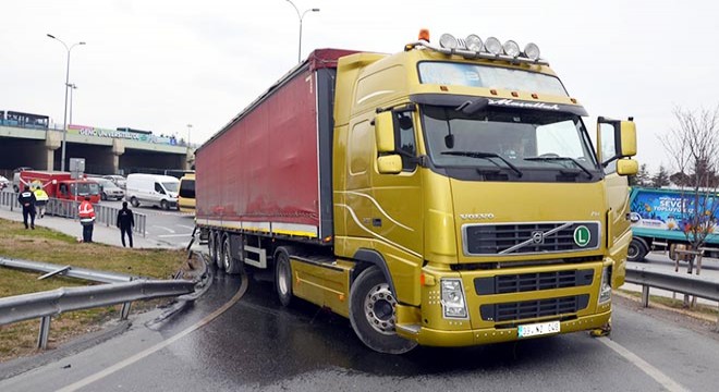 TIR bariyere çarptı, yedek deposundaki yakıt asfalta aktı