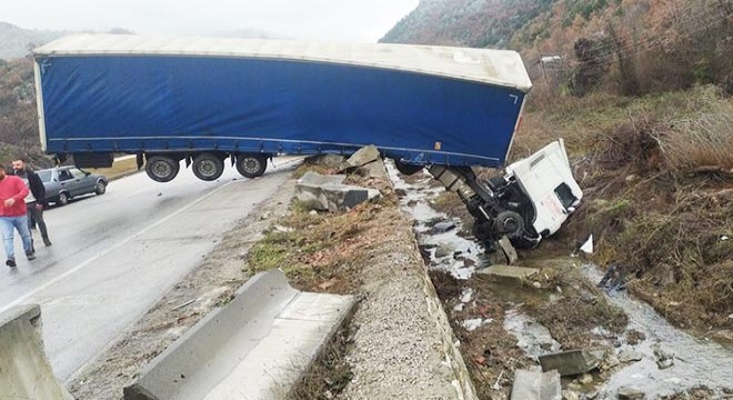 TIR, beton bariyere çarptı; şoför yaralı