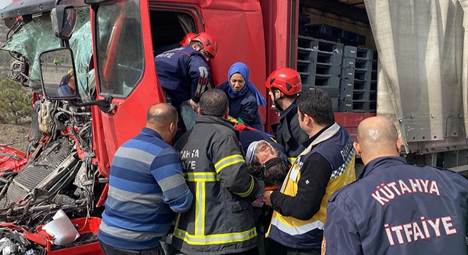 TIR'da sıkışan sürücü yarım saatte kurtarıldı