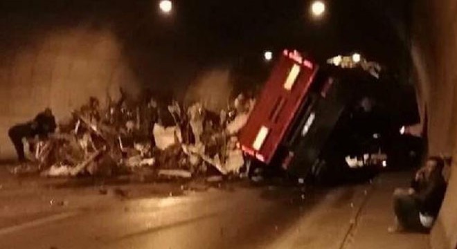 TIR devrildi; hurdalar yola saçıldı