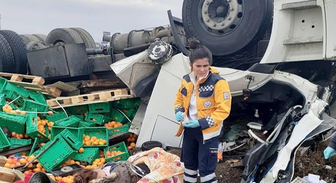 TIR devrildi: 2 ölü
