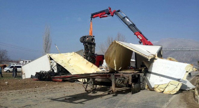 TIR devrildi: 3 yaralı