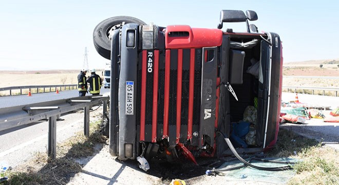 TIR devrildi, dorsedeki ürünler yola saçıldı