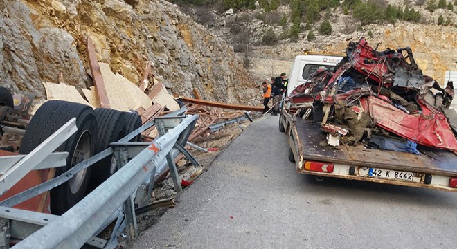 TIR devrildi; sürücü öldü