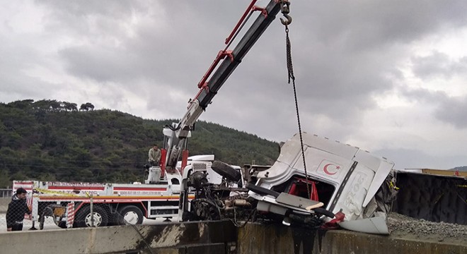 TIR devrildi; sürücü ve oğlu öldü