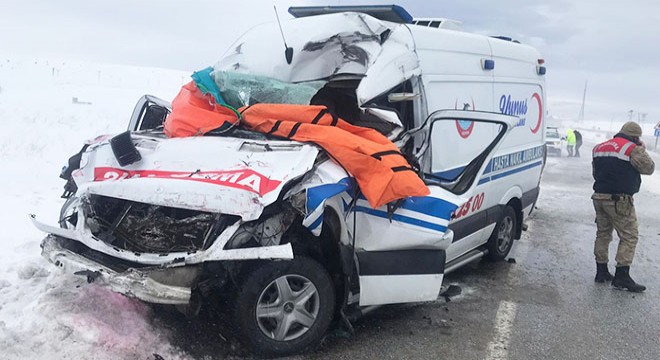 TIR ile ambulans çarpıştı; hemşire öldü, şoför ağır yaralı