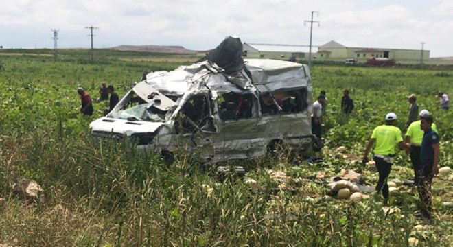 TIR ile çarpışan minibüs tarlaya devrildi: 7 ölü, 11 yaralı
