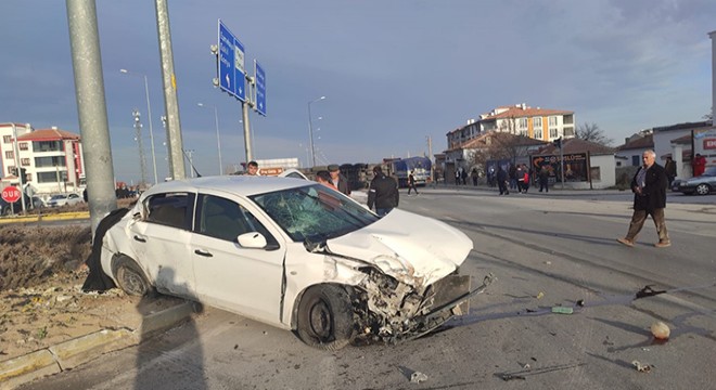 TIR ile otomobil çarpıştı: 5 yaralı