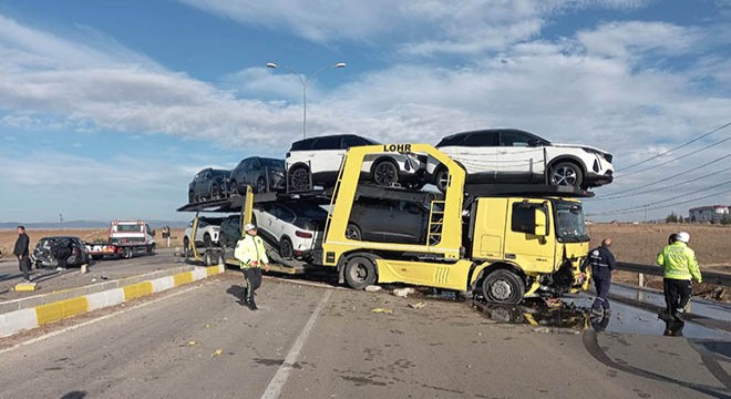 TIR ile otomobil çarpıştı