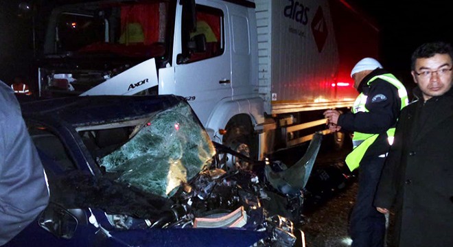 TIR ile otomobil kafa kafaya çarpıştı: 2 ölü