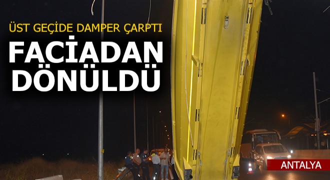 TIR'ın açılan damperi üst geçide çarptı