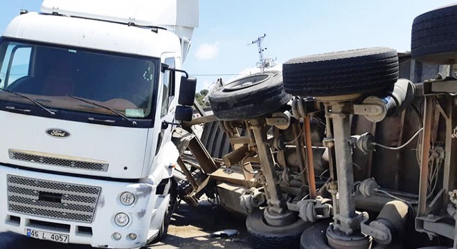 TIR'ın devrildiği kazada yol ulaşıma kapandı