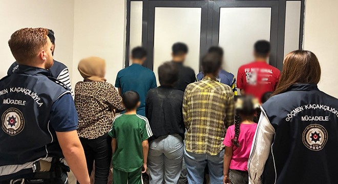 TIR'ın dorsesinden 14 kaçak göçmen çıktı