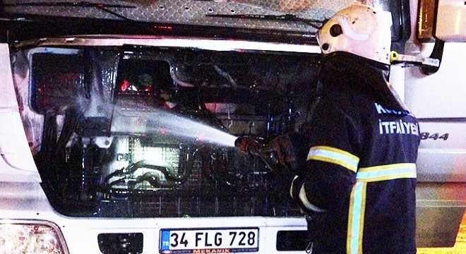 TIR'ın motorunda çıkan yangın korkuttu
