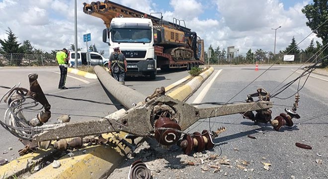 TIR’ın üzerindeki vinç, beton direği devirdi