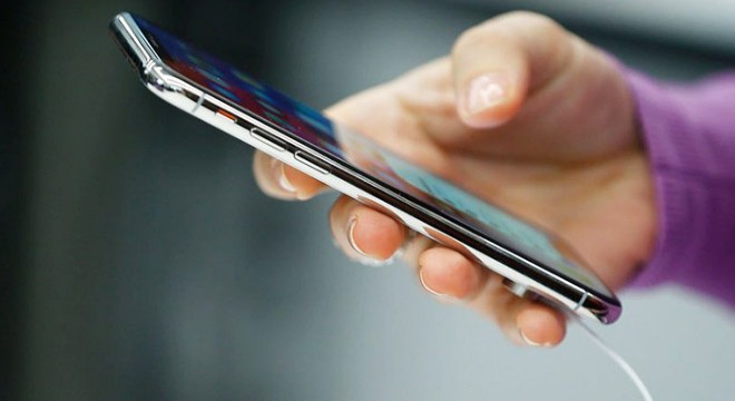 TIR'ın yakıt deposunda 414 cep telefonu ele geçirdi