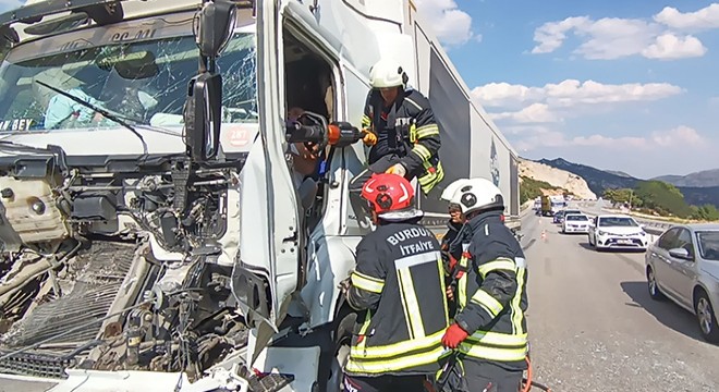 TIR kabininde sıkışan şoförü itfaiye kurtardı