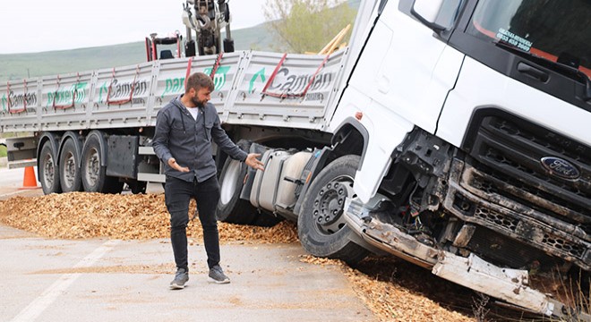 TIR kazası yolu ulaşıma kapattı