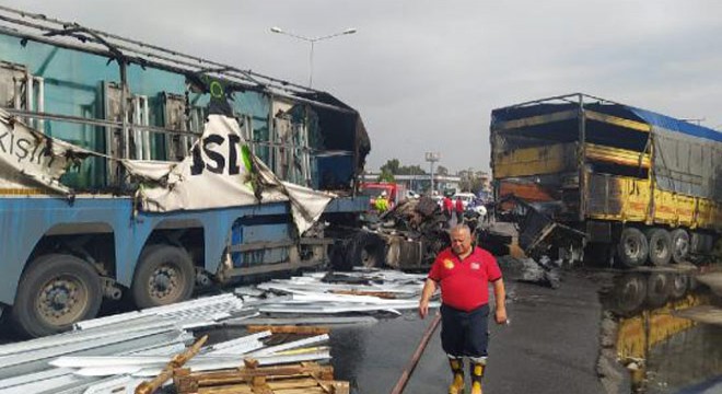 TIR, kırmızı ışıkta duran kamyon ve TIR'a çarptı: 3 yaralı