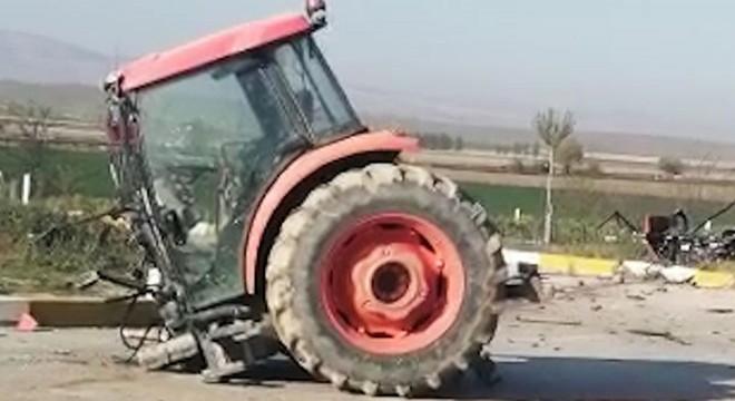 TIR'la çarpışan traktör, ikiye bölündü