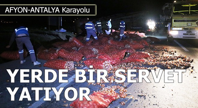 TIR'la kamyon çarpıştı, soğan çuvalları yola saçıldı