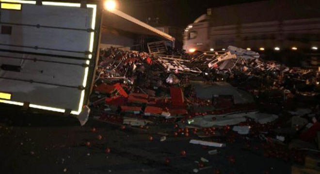 TIR'la kamyonet çarpıştı: 2 yaralı