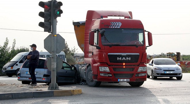 TIR'la otomobil çarpıştı