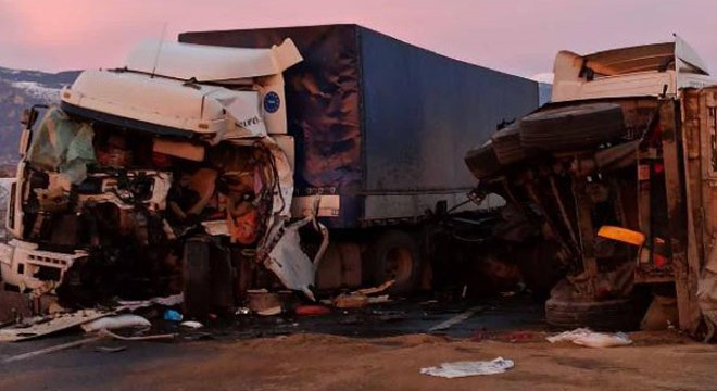 TIR'lar çarpıştı; İranlı sürücü öldü
