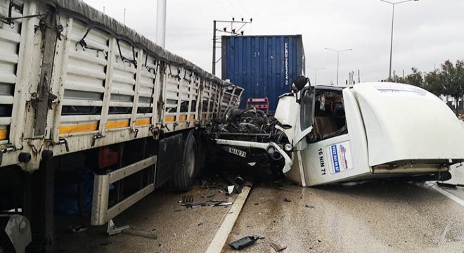 TIR, park halindeki TIR'a çarptı: 1 yaralı